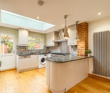 4 Bed Semi-Detached House, Aspen Close, W5 - Photo 1