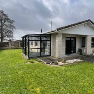 3 Bedrooms in Highbury - Photo 2