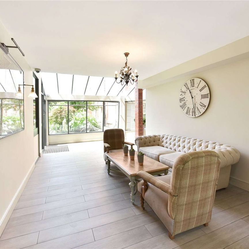 A spacious one bedroom apartment in a portered building with communal gardens. - Photo 1