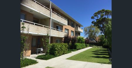 2 x 1, fully furnished, in quiet Complex, close to transport, shops and the beach - Photo 4