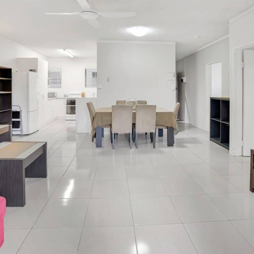 Furnished & Spacious Inner-City Apartment! - Photo 1