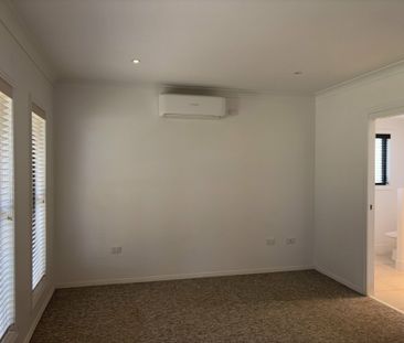 Large, Classy and Family friendly home - Photo 4