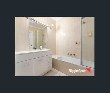 PERFECT TOWNHOUSE IN HEART OF RICHMOND - Photo 5