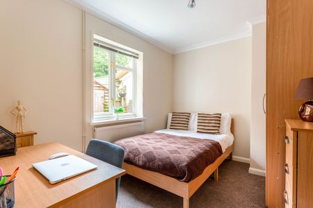 6 Bed Terraced House, The Crescent, BN2 - Photo 2