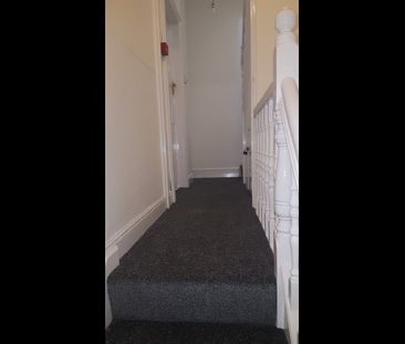 2 Bed Flat, Austhorpe Road, LS15 - Photo 2