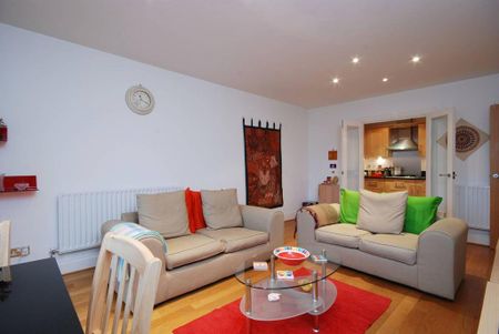 2 bedroom flat to rent - Photo 2