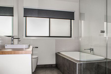 SPACIOUS NEW UNIT IN PRIME LOCATION - Photo 3