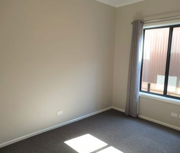 A stunning modern 4 bedroom home with room to move. - Photo 3