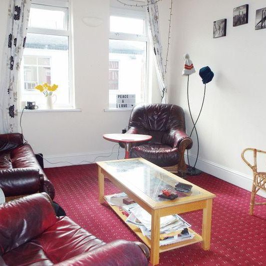 4 bedroom flat to rent - Photo 1