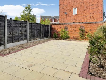 Four Double Bedroom Property To Let in Lichfield - Photo 2