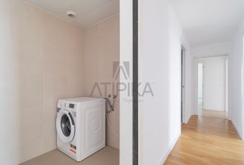 Piso en alquiler de cuatro habitaciones junto al Teatre Nacional de Cataluña, Barcelona