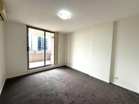 2 BEDROOM APARTMENT WITH HARBOUR VIEWS! - Photo 3