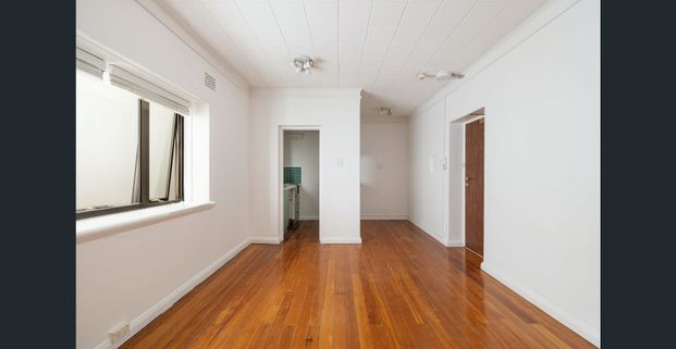 Freshly painted Art Deco studio in 'The Gordon' - Photo 1