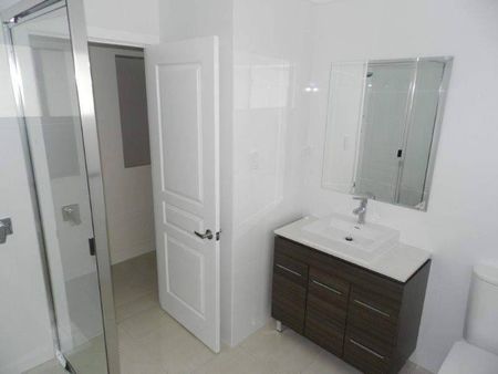 BEAUTIFUL 3 BEDROOM UNIT IN GREAT LOCATION - Photo 3