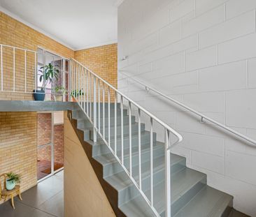 Light And Airy 2 Bedroom, Secure Unit In Sought After Location. - Photo 4