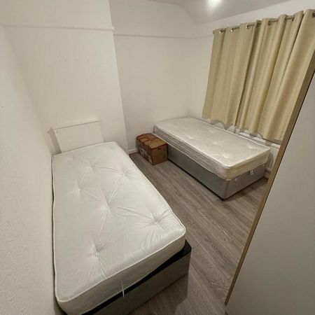 1 bedroom in a house share to rent - Photo 4