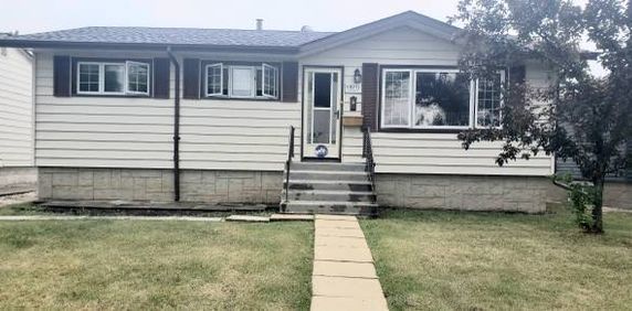 Beautiful 4 bedroom home for rent in Edmonton - Photo 2