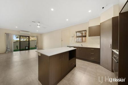 Modern Three Bedroom Ensuite Townhouse - Photo 2