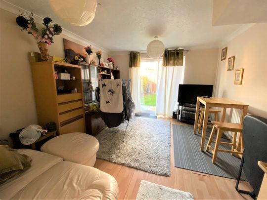 £1,275 PCM, Two Bedroom House with Off-Road Parking and Enclosed Garden in Waterhouse Drive, Grangetown, Cardiff, CF11 8AY - Photo 1