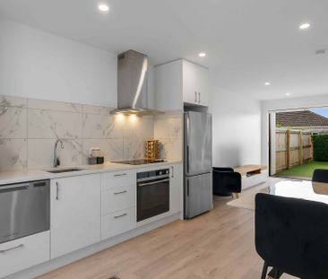 Modern Townhouse with 2 Bathrooms + Carpark - Photo 3