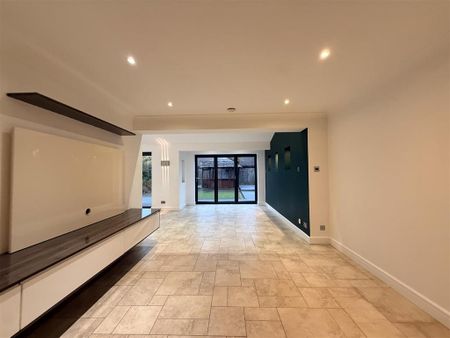 5 bedroom detached house to rent - Photo 3