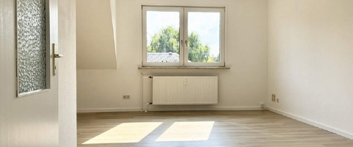 Modern sanierte DG-Wohnung mit EBK + Stellplatz in Reichenbrand mieten - Foto 1