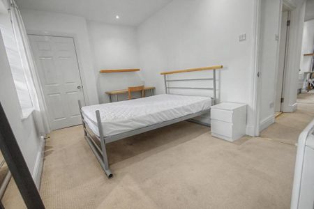 1 bedroom in a flat share to rent - Photo 4