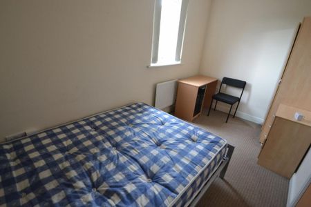 4 bedroom semi-detached house to rent - Photo 5