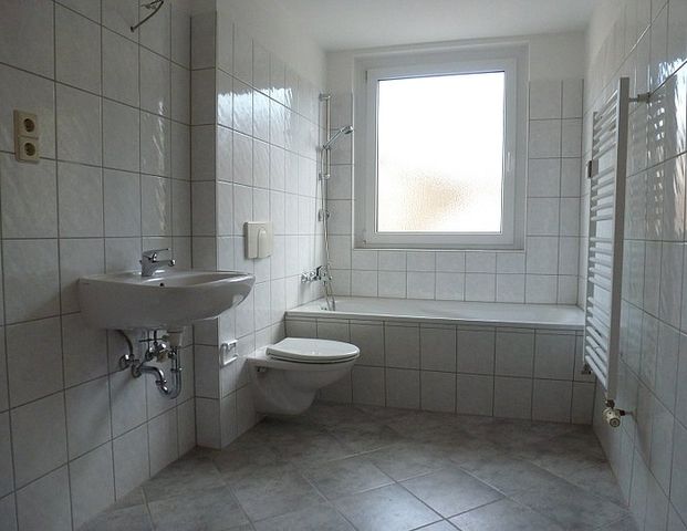 SCHÖNE 3-RAUM Wohnung mit BALKON im Herzen von Chemnitz - Photo 1
