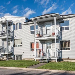 Très grand et ensoleillé 2 chambres dans un immeuble tranquille sur une rue tranquille près de tous les services, idéal pour pour couple - Photo 2