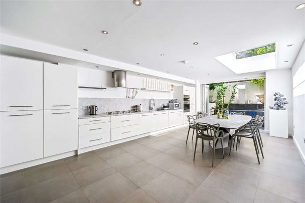 An immaculately presented, three double bedroom, three bathroom terraced house, spanning over 2,100 sqft and boasting a terrace, patio garden and balcony in the heart of Chelsea - Photo 1