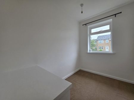 3 bedroom end of terrace house to rent - Photo 4
