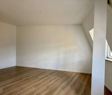 Lichtdurchflutete renovierte 2-Raumwohnung mit Stellplatz zu vermieten - Foto 1