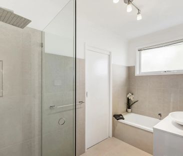 Refined style, single level excellence - Photo 3