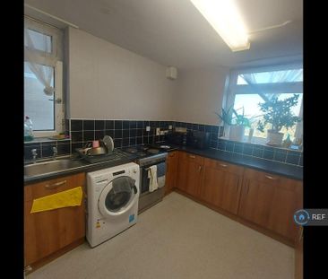 1 bedroom in a flat share to rent - Photo 5
