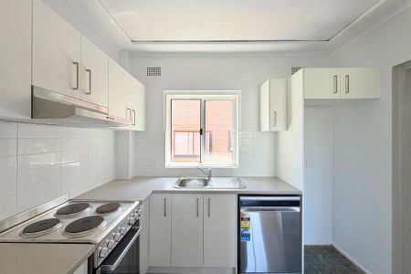 Spacious sun-lit 2-bedroom unit in Allawah - Photo 5