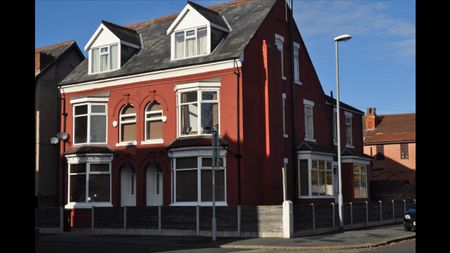 7 Bed Semi-Detached House, Curzon Avenue, M14 - Photo 4