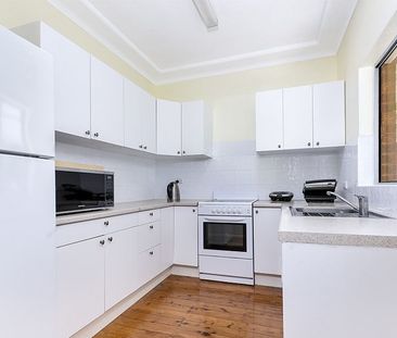 3 BEDROOM FAMILY HOME - Photo 2