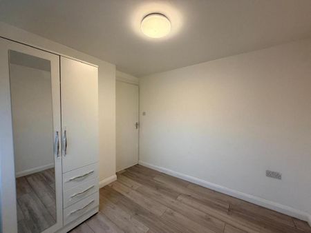 4 bedroom end of terrace house to rent - Photo 5