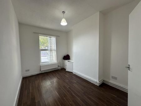 3 bedroom flat to rent - Photo 2