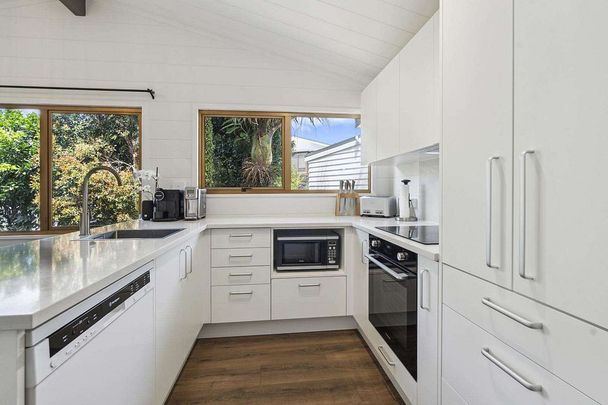 Prime Pakuranga Family Home - 3 Bed, Refreshed - Photo 1