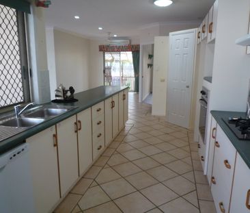 AN ENTERTAINERS DELIGHT! FAMILY HOME IN ANNANDALE! - Photo 4