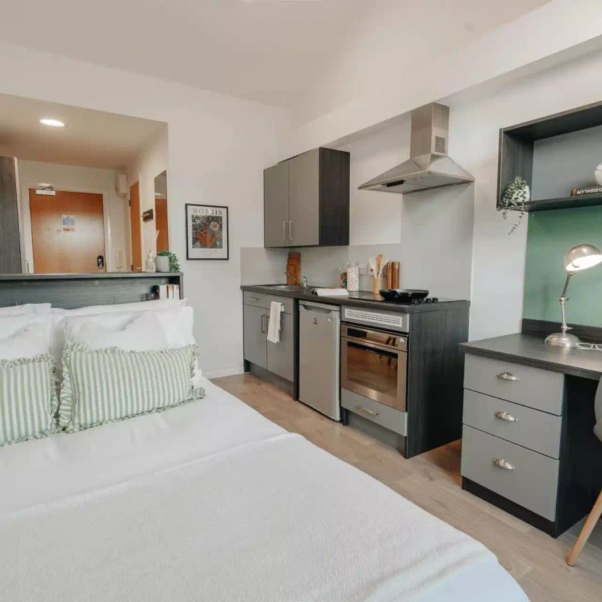 Silver Balcony Studio Riverside (Top Floor) - Photo 1