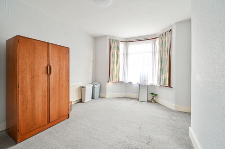 3 Bed Terraced House, Windsor Road, IG1 - Photo 4