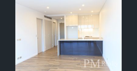 Spacious One Bedroom Apartment with Stunning Views - Photo 3