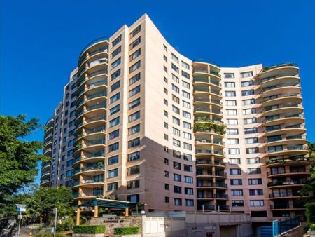 Modern, Spacious & Light-Filled Apartment in Prime Pyrmont Location - Photo 2