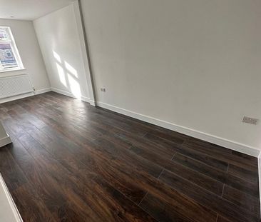 3 Bed Semi-Detached House, Hurstbourne Gardens, IG11 - Photo 4