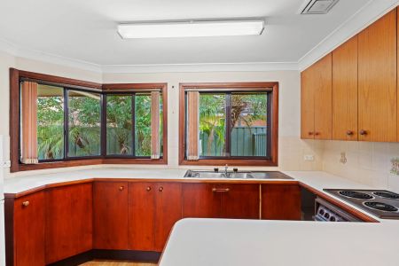 Spacious Villa - Conveniently Located - Photo 5