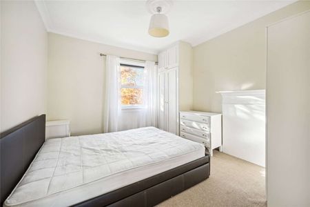 A bright two bedroom apartment on a prime Knightsbridge garden square. *Note: Flat is on the 3rd floor, there is no lift in the building - Photo 5