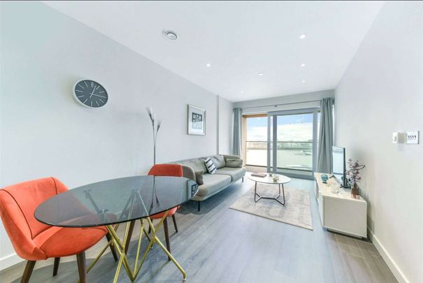 One bedroom apartment on the higher floor of this stunning development in Greenwich's Riverside District. - Photo 1